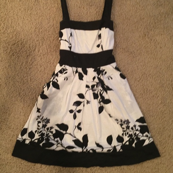 💥DONATE SOON💥JUNIORS sz 7 black & white dress. - Picture 4 of 4